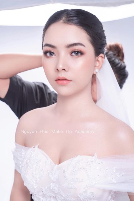 Nguyễn Huệ Makeup trong buổi thực hiện phong cách trang điểm quyến rũ