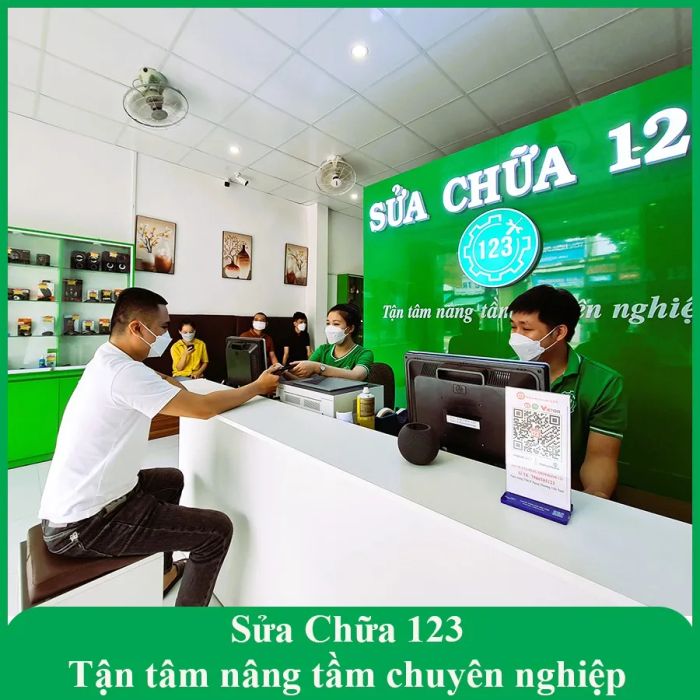 Hình ảnh đội ngũ chuyên viên tận tâm tại Trung Tâm Sửa Chữa 123