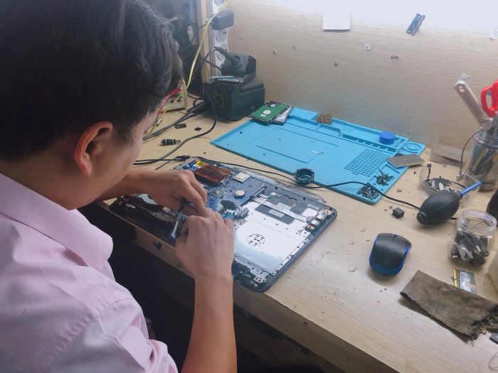 Hình ảnh kho linh kiện đa dạng tại Laptop Quảng Ngãi D&T