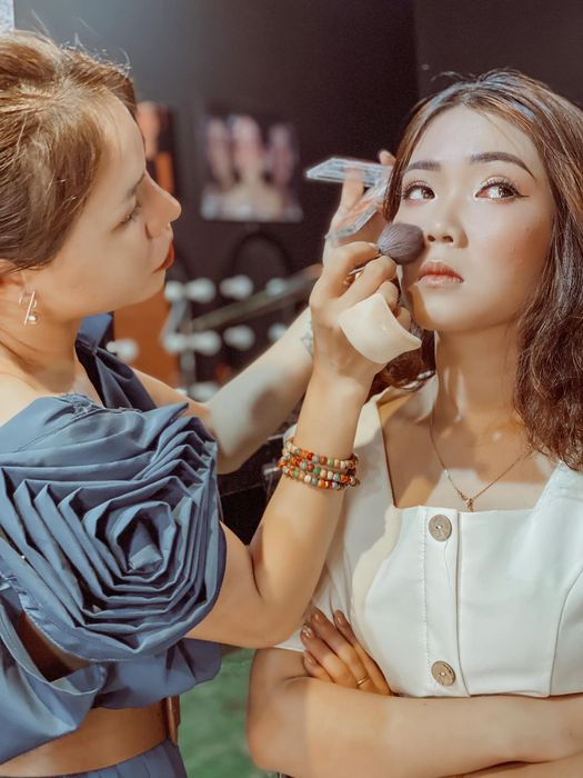 Vy Lee Makeup trong buổi đào tạo học viên