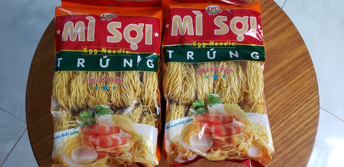 Hình ảnh chân thực mì trứng Erci - vàng óng hấp dẫn