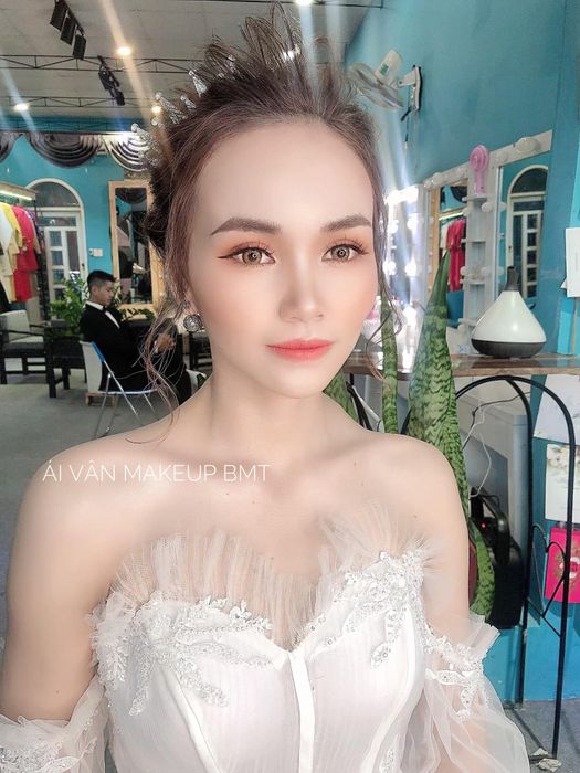 Hồng Nhung Makeup trong buổi thực hiện trang điểm cô dâu