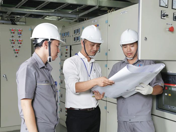 Hình ảnh đội ngũ kỹ thuật viên POTS đang làm việc chuyên nghiệp