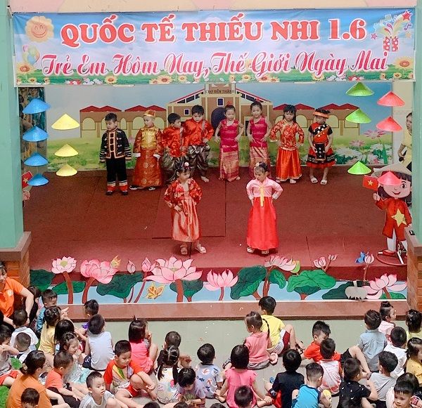 Hình ảnh 2 Trường Mầm non Tuổi Xanh - Khoảnh khắc học tập và vui chơi đầy hứng khởi của các bé.
