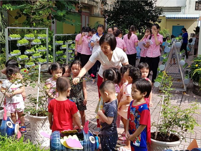 Hình ảnh 2 Trường Mầm non 13 - Khoảnh khắc đáng yêu của các bé trong giờ học sáng tạo và vui chơi ngoài trời