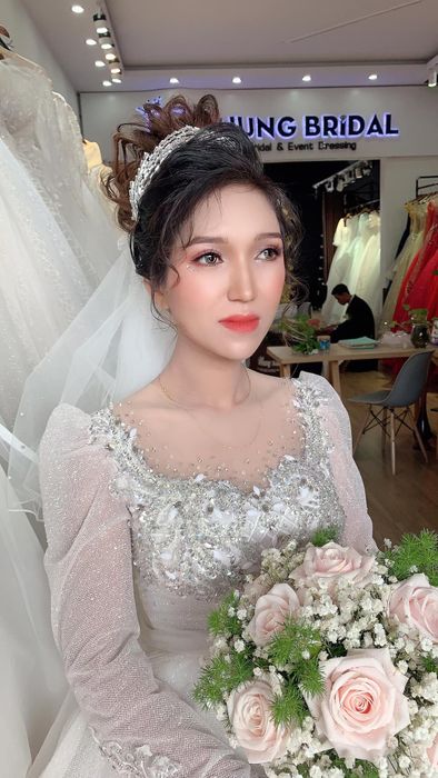 Hồng Nhung Makeup trong buổi thực hiện phong cách trang điểm tự nhiên