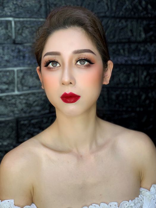 Hoài Dạ Nhi Makeup trong buổi thực hiện phong cách trang điểm hiện đại