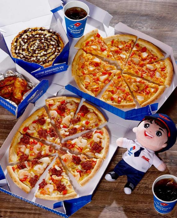Những chiếc pizza nóng hổi đúng chuẩn Domino's