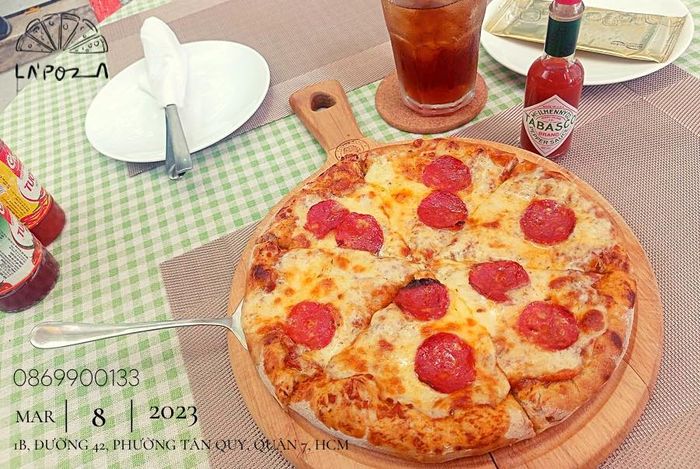 Những mẻ pizza vàng ruộm hấp dẫn tại La'Poza