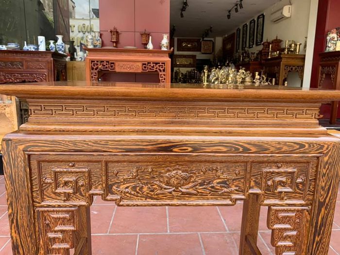 Không gian trưng bày ấn tượng với các mẫu bàn thờ gia tiên
