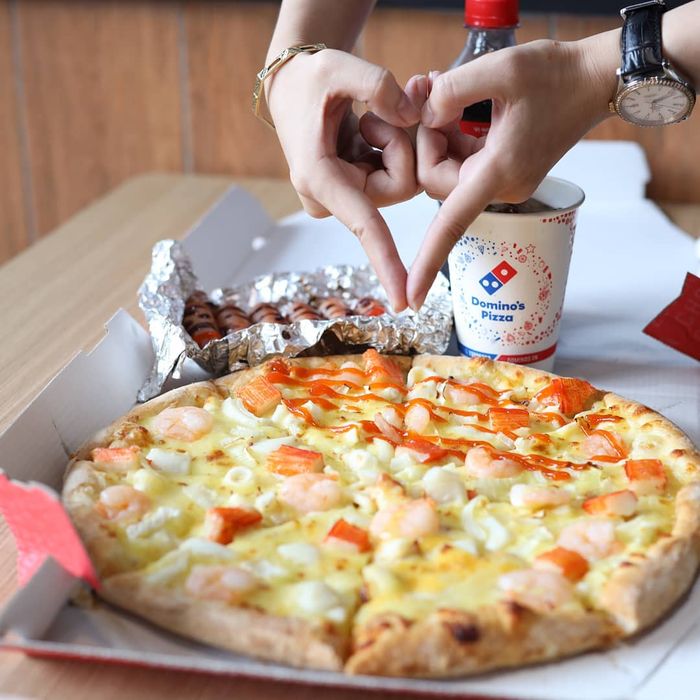 Những chiếc pizza nóng hổi đúng chuẩn Domino's