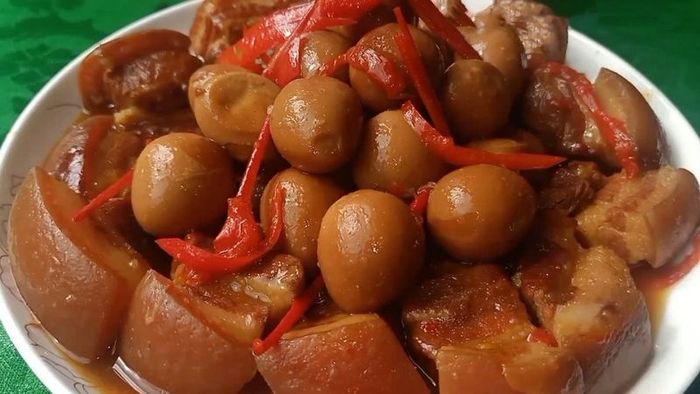 Trứng kho thịt lợn - Hình 2