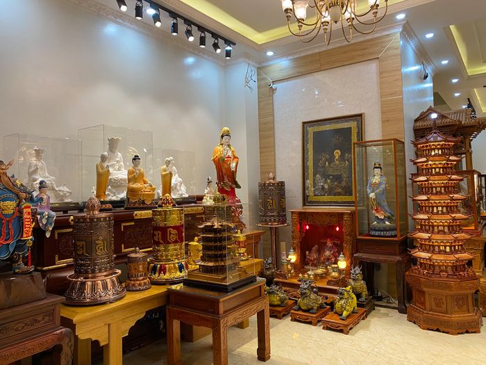 Không gian trưng bày sang trọng tại Sản Phẩm Hợp Mệnh