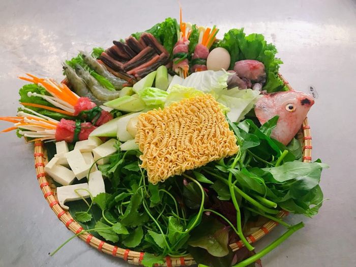 Hình ảnh Tuấn Núi Quán - Nồi lẩu uyên ương hấp dẫn