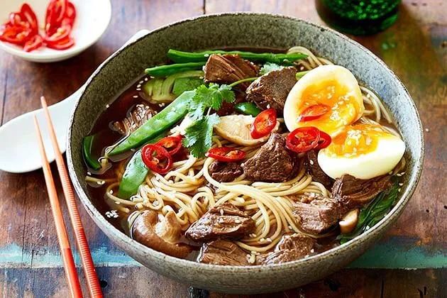 Góc ảnh ấm cúng với ánh đèn vàng tại Phố Bistro