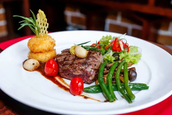 Món ăn trình bày nghệ thuật tại Phố Bistro
