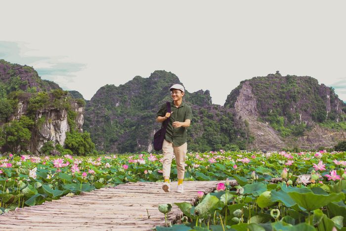 Hang Múa Ecolodge về đêm - Không gian lãng mạn với ánh đèn vàng ấm áp tỏa sáng giữa núi rừng Tràng An.