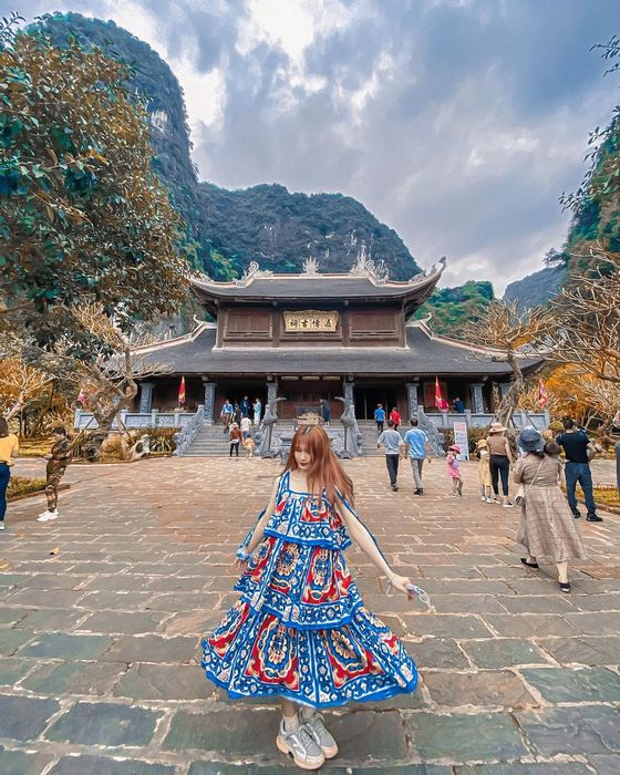 Tràng An từ góc nhìn toàn cảnh - Nơi những dãy núi đá vôi soi bóng xuống dòng nước trong xanh, tạo nên bức tranh thiên nhiên sống động như một tuyệt tác của tạo hóa.