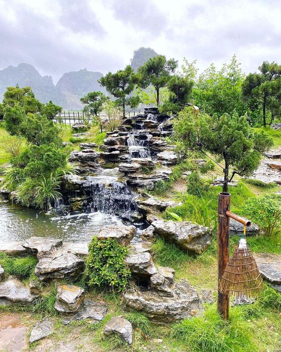 Hang Múa Ecolodge - Góc nhìn từ trên cao, nơi những biệt thự nghỉ dưỡng hòa quyện cùng khung cảnh núi đá vôi hùng vĩ và cánh đồng lúa mênh mông.