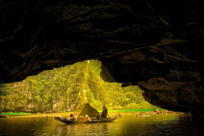 Tam Cốc - Bức tranh thiên nhiên hùng vĩ với những dòng sông uốn lượn giữa núi đá vôi, nơi du khách có thể thả hồn trên những con thuyền nhẹ trôi giữa khung cảnh sơn thủy hữu tình.