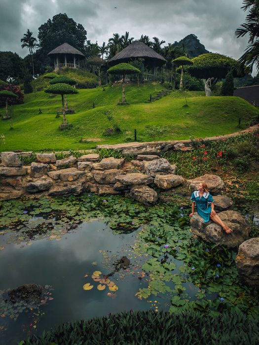 Thung Nham - Bức tranh thiên nhiên sống động với hồ nước trong xanh in bóng núi đá vôi và rừng cây xanh mướt