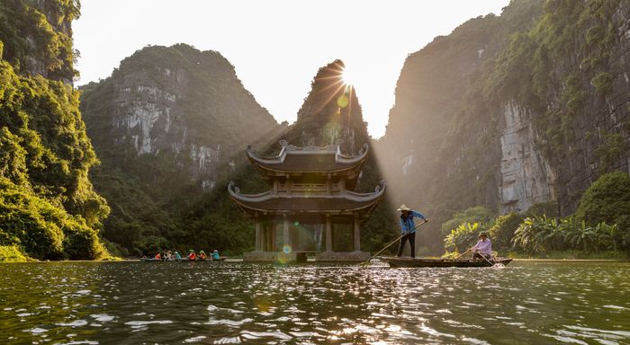 Tràng An - Một góc nhìn từ trên cao, nơi những dãy núi đá vôi hòa quyện với dòng sông trong xanh, tạo nên một khung cảnh nên thơ và đầy cảm hứng.