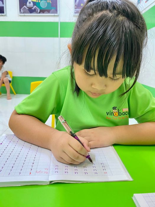 Học viên nhí đang tập trung luyện chữ tại Vinabacus