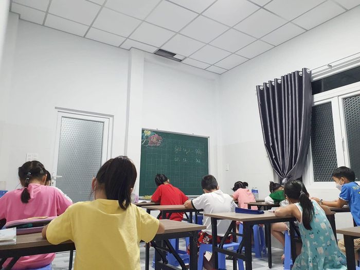 Học sinh say sưa luyện từng nét chữ tại Hoa Điểm Mười