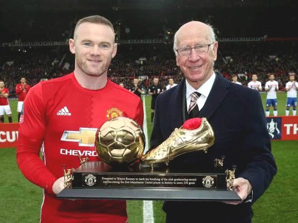 Sir Bobby Charlton trao giải thưởng cây làm bàn xuất sắc nhất trong lịch sử của Quỷ đỏ cho Rooney