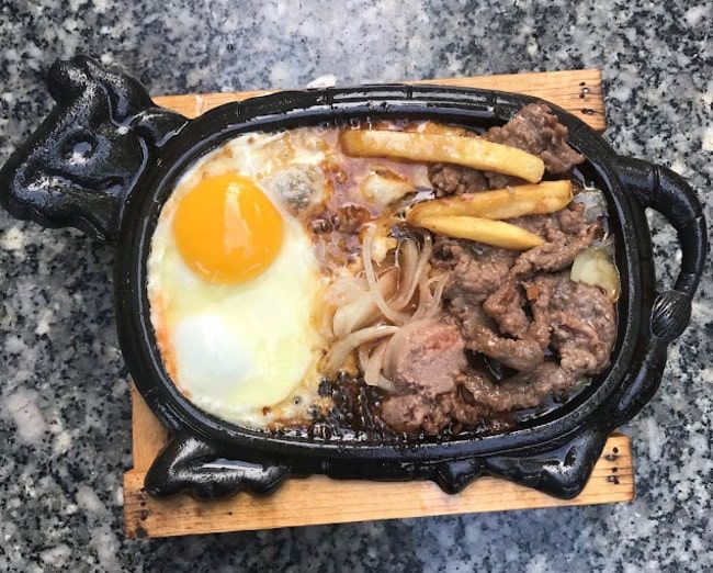 Beefsteak Quốc Việt nổi bật với món bò bít tết thơm ngon, giá cả phải chăng