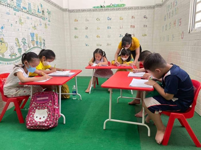 Hình ảnh học viên đang luyện tập tại Trung Tâm Luyện Chữ Đẹp Việt Anh