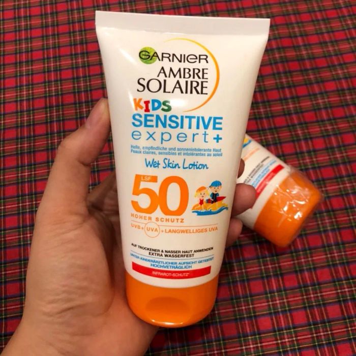 Hình ảnh minh họa kem chống nắng Garnier Ambre Solaire Kids Sensitive Expert SPF 50+ - người bạn đồng hành không thể thiếu bảo vệ làn da mỏng manh của trẻ dưới ánh nắng mặt trời.