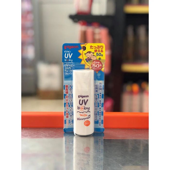 Bộ sưu tập hình ảnh thực tế kem chống nắng Pigeon SPF 50+, cho thấy kết cấu mỏng nhẹ dễ thấm nhanh, không gây bết dính trên da bé.
