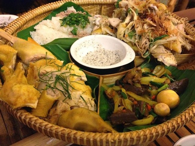 Lê La Quán – một trong những quán nhậu nổi tiếng và được yêu thích nhất tại TP Hồ Chí Minh, là điểm đến lý tưởng cho những ai tìm kiếm không gian thư giãn với những món ăn hấp dẫn.