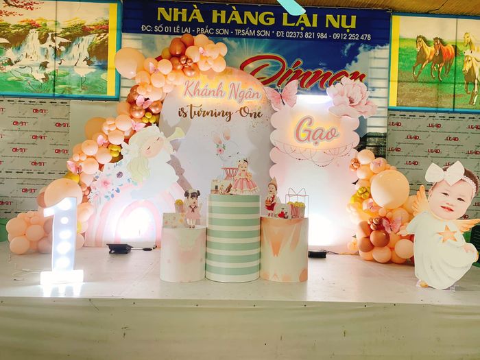 Không gian ấm cúng tại Nhà Hàng Lại Nụ