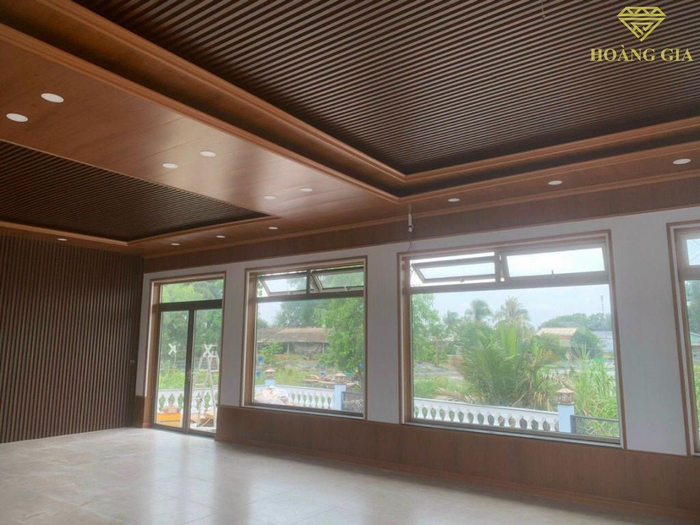 Hình ảnh thi công thực tế trần nhựa Hoàng Gia
