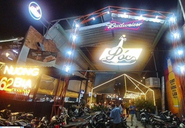 Póc – Nướng & Bia là một trong những quán nhậu nổi tiếng và ngon nhất tại TP Hồ Chí Minh, không thể bỏ qua khi tìm kiếm một không gian vui vẻ, thư giãn cùng bạn bè.