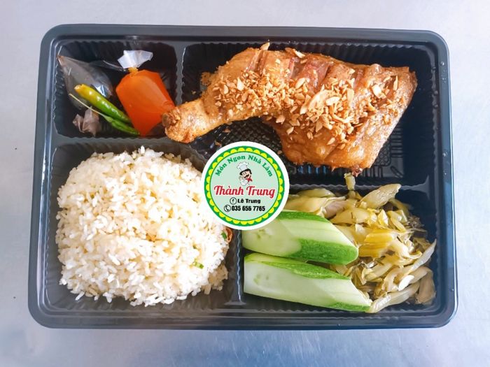 Hình ảnh món ngon đặc trưng tại Cơm Gà Xối Mỡ Thành Trung
