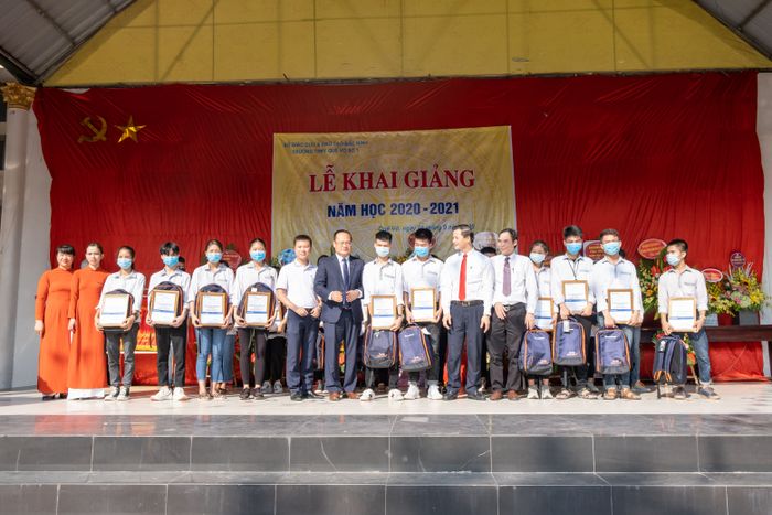 Hình ảnh ấn tượng về Trường THPT Quế Võ số 1 - ngôi trường chất lượng cao với kiến trúc hiện đại và khuôn viên xanh mát