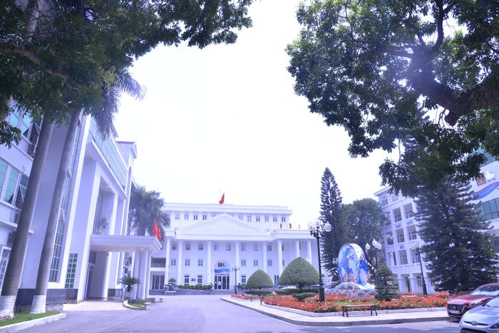 Toàn cảnh khuôn viên xanh mát Đại học Hà Nội