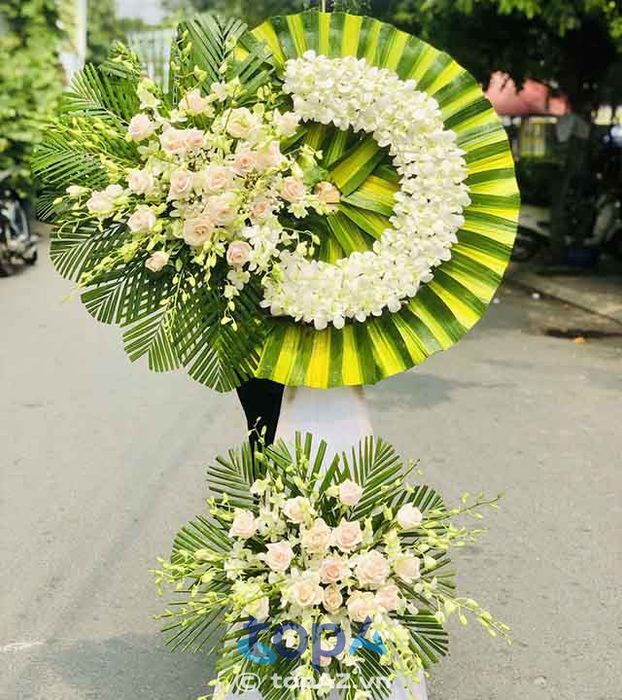 Dịch vụ đặt vòng hoa viếng tại Quận 12, giao tận nơi nhanh chóng và tiện lợi.