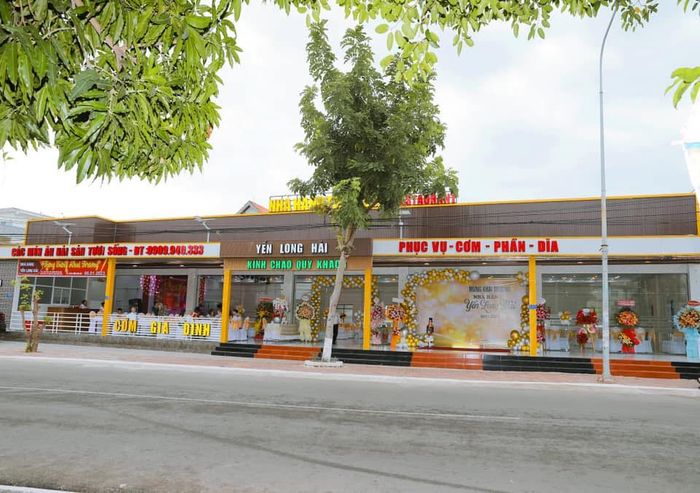 Không gian sang trọng với view biển tại Nhà hàng Yến Long Hải