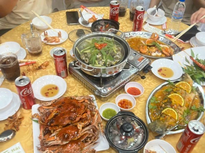 Bữa tiệc hải sản thượng hạng được bài trí tinh tế tại Yến Long Hải