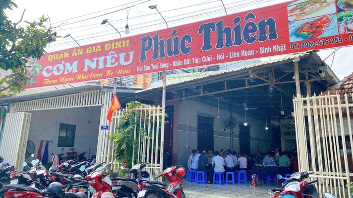 Không gian ấm cúng mang đậm nét truyền thống tại Cơm Niêu Phúc Thiên