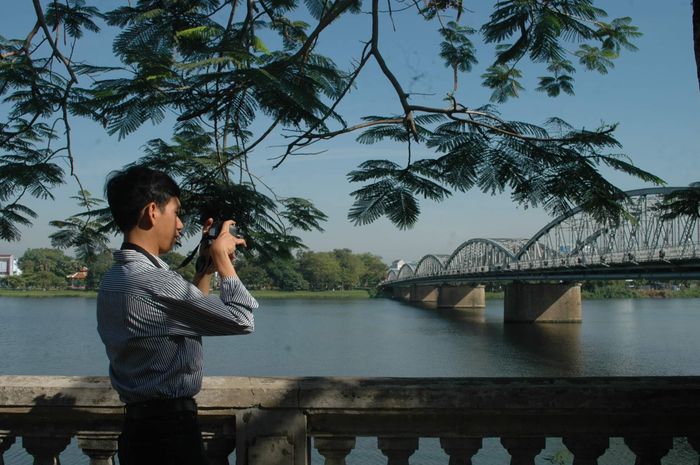 Chân dung tác giả giữa mùa hoa phượng