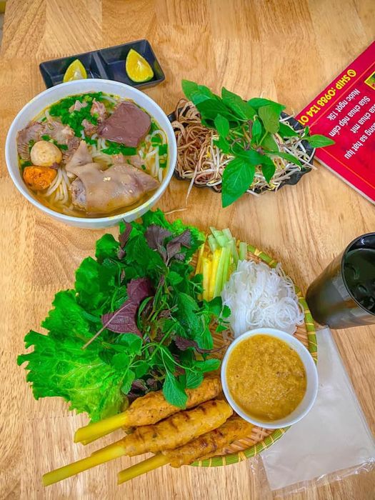 Hình ảnh hấp dẫn của bún bò Huế và nem lụi