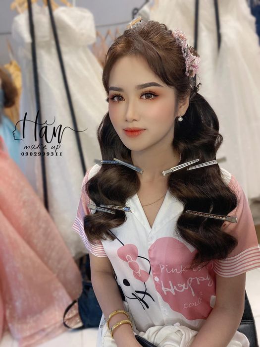 Hình ảnh 2 của Tiệm áo cưới Hân makeup