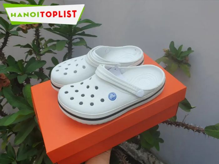 cua-hang-giay-dep-xuat-khau-crocs-Tripi