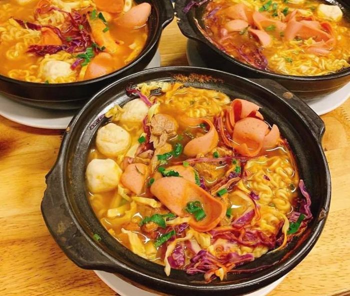 Không gian ấm cúng và tô mỳ cay hấp dẫn tại Mỳ Cọng - Ảnh 2