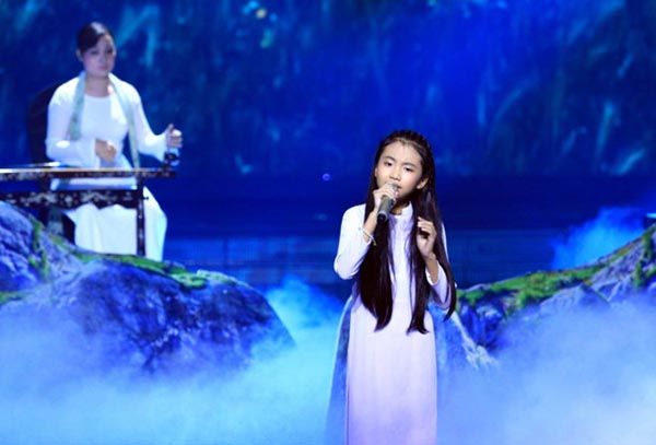 Trong suốt buổi biểu diễn, cô Phương Mỹ Chi thể hiện những động tác nhẹ nhàng, uyển chuyển, khiến người xem cảm nhận được sự chuyên nghiệp trong từng bước đi, từng cử chỉ. Cô như một nghệ sĩ điều khiển sân khấu, khiến mọi ánh mắt đều dồn vào cô. Những bài hát trữ tình như 'Miền Trung quê em', 'Quê em mùa nước lũ' với âm điệu da diết, đầy cảm xúc đã làm em hòa mình vào từng lời ca, cảm nhận sâu sắc tình cảm của cô dành cho quê hương miền Trung.